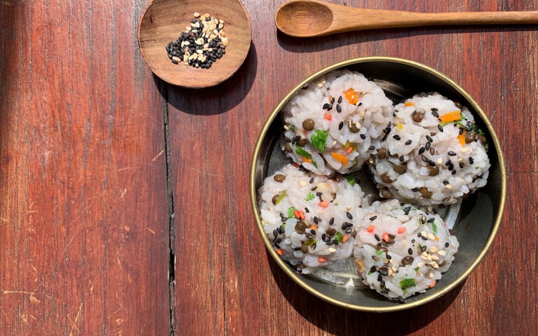 Japanse onigiri rijstballetjes met sesam
