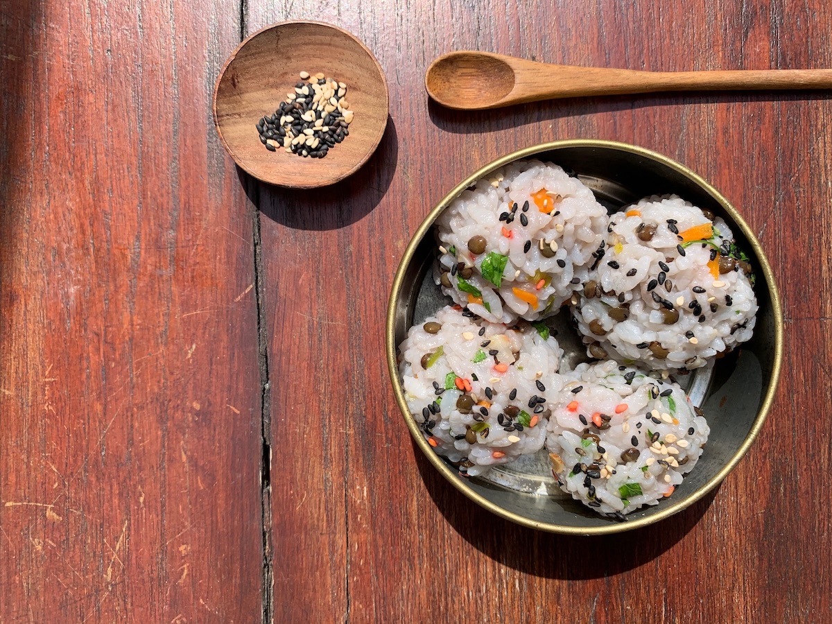 Japanse onigiri rijstballetjes met sesam